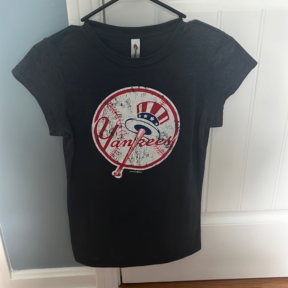 Women’s Yankees t shirt.